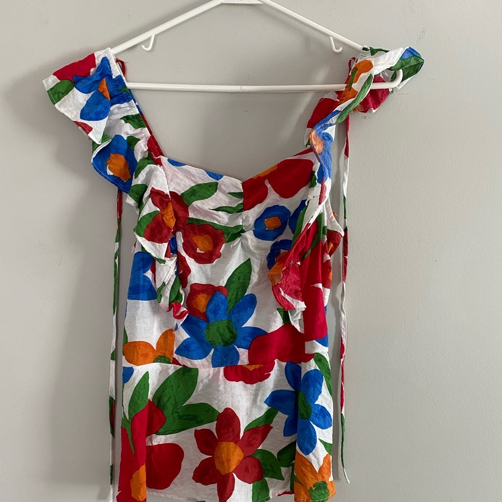 Cute cute top! Love this one with white jeans!